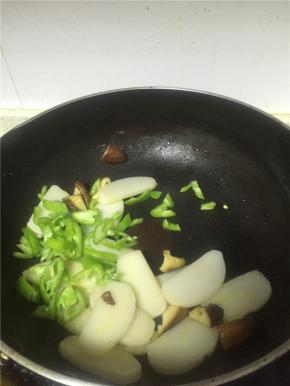 将切好丝的青椒加入锅中，翻炒1-2分钟