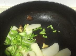 将切好丝的青椒加入锅中，翻炒1-2分钟