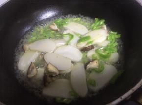 依次加入少量水、适量盐、搅拌均匀，翻炒5分钟左右，使得年糕软糯