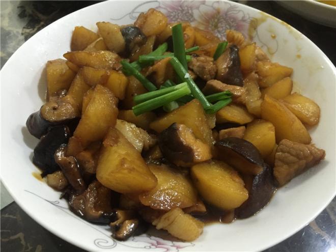 香菇土豆炖肉