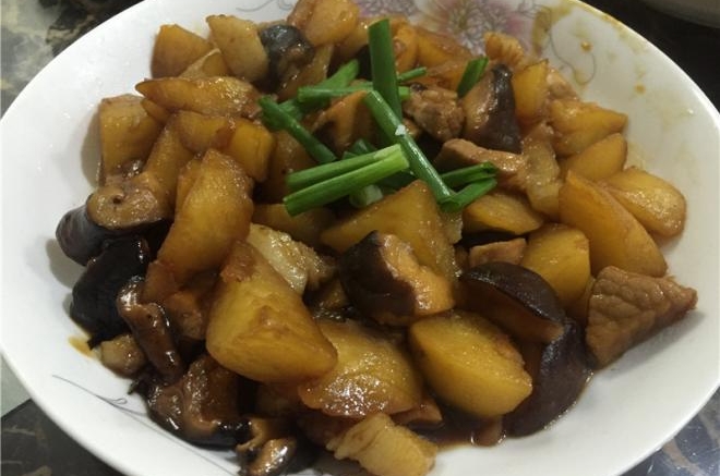 香菇土豆炖肉