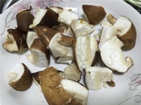 准备好香菇，用水清洗干净，切成四瓣