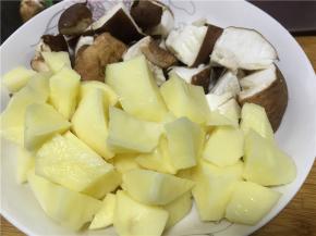 把土豆滚刀切块，最好用清水洗掉表面的淀粉