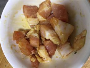 将肉切成块，用酱油腌制
