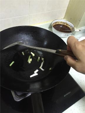 锅里倒入橄榄油，加热，倒入葱姜蒜爆香