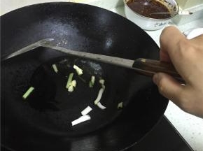 锅里倒入橄榄油，加热，倒入葱姜蒜爆香