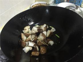 倒入香菇翻炒，翻炒1-2分钟