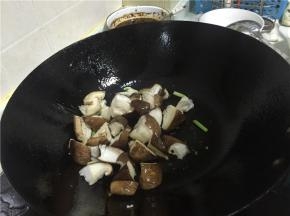 倒入香菇翻炒，翻炒1-2分钟