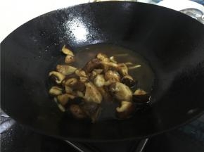 快速翻炒，依次加入少量的水、鲜酱油、盐、糖