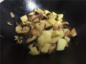 加入腌好的猪肉及土豆块