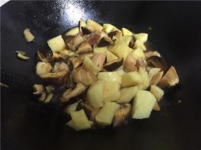 加入腌好的猪肉及土豆块