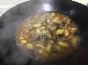 盖上锅盖焖煮8分钟左右