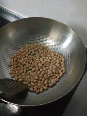 将花生米凉油下锅，小火翻炒至花生米变得有点微黄