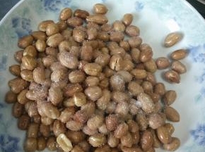 在盛盘之后均匀的撒点盐即可