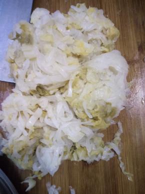 将大骨头用高压锅 放入老抽 酱油 花椒 桂皮 香叶 葱姜 炖熟