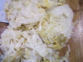 将大骨头用高压锅 放入老抽 酱油 花椒 桂皮 香叶 葱姜 炖熟