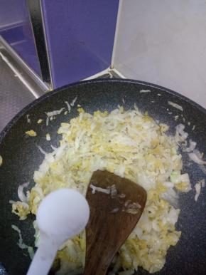 将酸菜切丝 炒5分钟 加入盐