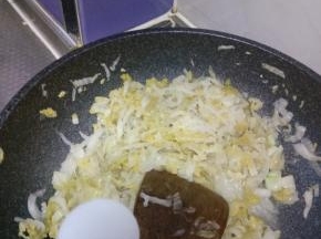 将酸菜切丝 炒5分钟 加入盐