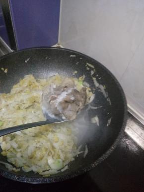 在加入刚才炖好的大骨头棒子还有骨头汤