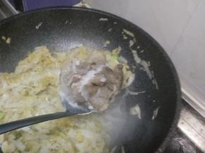 在加入刚才炖好的大骨头棒子还有骨头汤