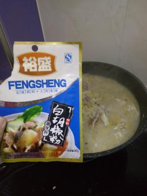 加入水和白胡椒中火煮20分钟即可