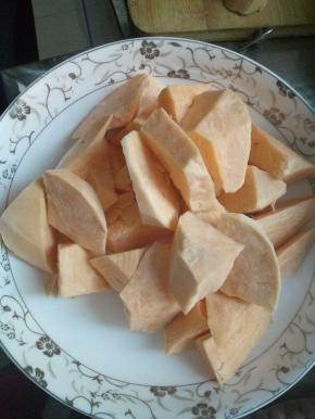 锅中倒入适量的油，将地瓜炸至金黄