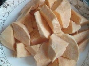 锅中倒入适量的油，将地瓜炸至金黄