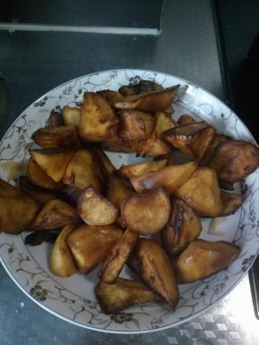 等白糖冒泡了，迅速将地瓜倒入，翻炒3秒钟，迅速关火盛出