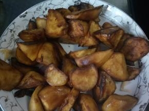 等白糖冒泡了，迅速将地瓜倒入，翻炒3秒钟，迅速关火盛出