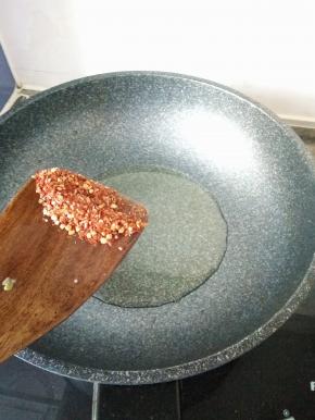 锅内放入少许油