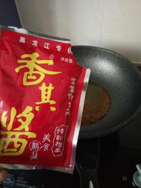 加入干辣椒 香其酱