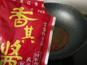 加入干辣椒 香其酱