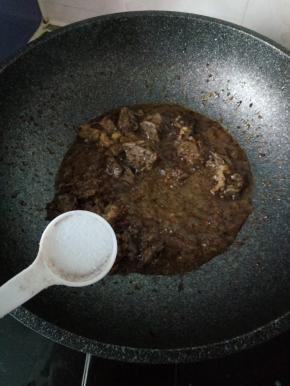 放入刚才炖好的牛肉翻炒，加入少许盐