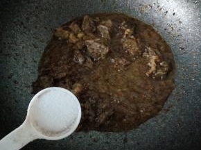 放入刚才炖好的牛肉翻炒，加入少许盐
