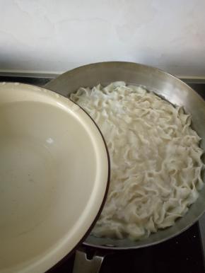 顺便用锅里水烫下油菜