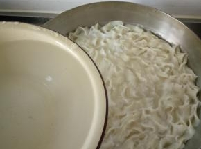 顺便用锅里水烫下油菜