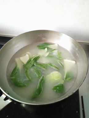 顺便用锅里水烫下油菜