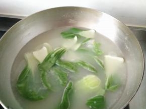 顺便用锅里水烫下油菜