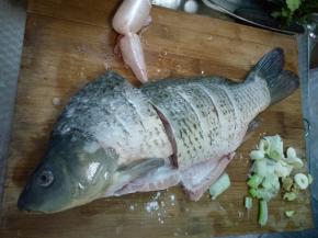 将鱼收拾干净（一般买的时候市场的人就给收拾了），鱼的俩面刮几道刀口