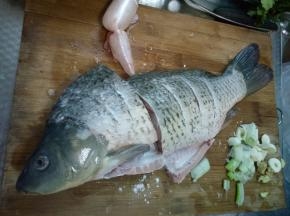 将鱼收拾干净（一般买的时候市场的人就给收拾了），鱼的俩面刮几道刀口