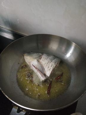 热油将鱼炸到金黄