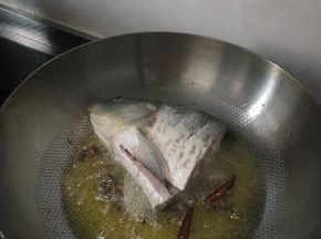 热油将鱼炸到金黄