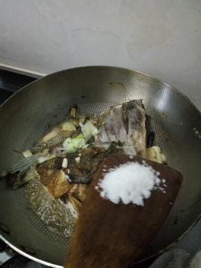 在放点水放葱姜蒜