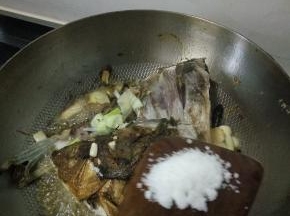 在放点水放葱姜蒜