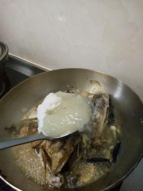 在放入一大勺炖肉的汤