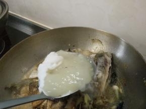 在放入一大勺炖肉的汤