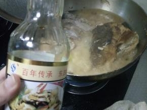 放入酱油