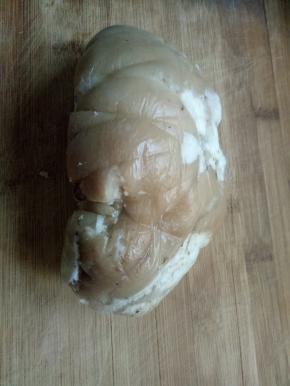 用高压锅或者电饭锅倒入水，放花椒 大料 香叶 酱油 加入大块五花三层猪肉