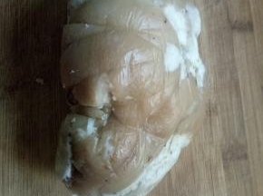 用高压锅或者电饭锅倒入水，放花椒 大料 香叶 酱油 加入大块五花三层猪肉