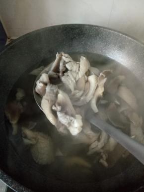将蘑菇煮熟